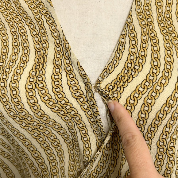 Michael Kors Ivory Gold Chain Print Surplice Hi Lo 3/4 Sleeve V Neck Top Small - Picture 3 of 9